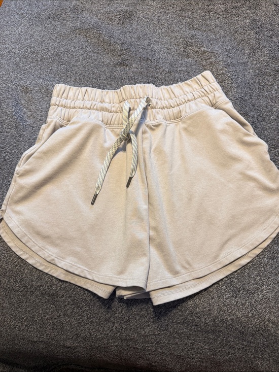 Vuori Pants - Vuori Light Cream Athletic Drawstring Shorts